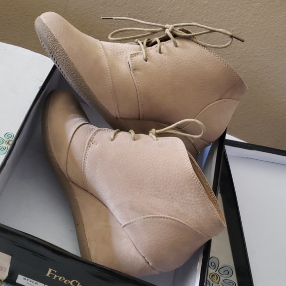 Boots - Picture 4 of 6